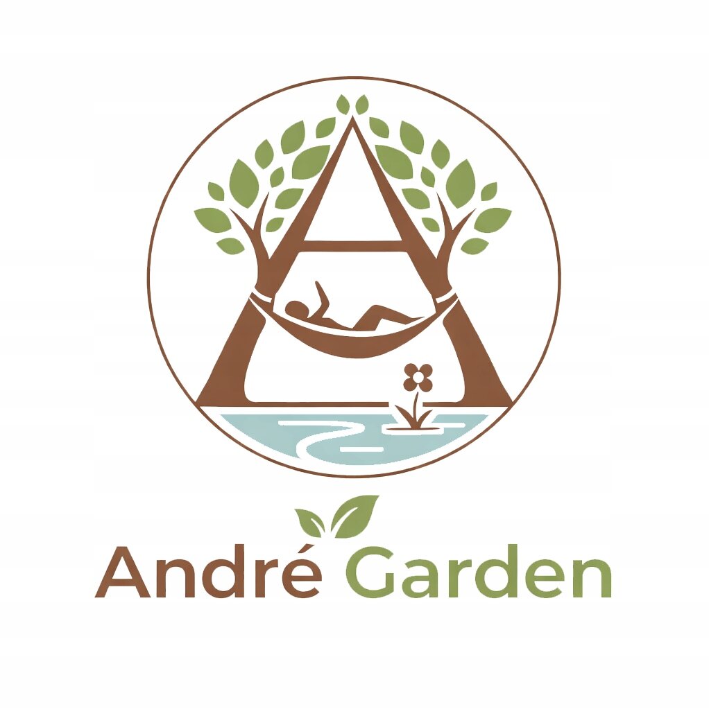 Logo przedstawia literę \'A\' utworzoną z dwóch drzew z liśćmi, pomiędzy którymi znajduje się hamak z postacią. Pod spodem widnieje napis \'André Garden\'.