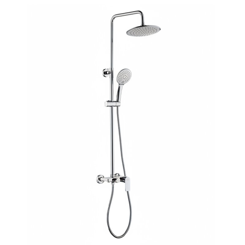 Chromowana bateria prysznicowa z okrągłą deszczownicą i słuchawką prysznicową na elastycznym wężu. Produkt ma prosty, nowoczesny design.