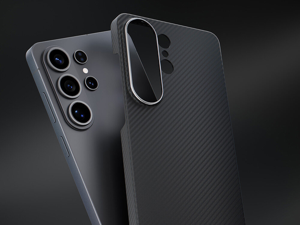 Zbliżenie na proces zakładania cienkiego czarnego etui z karbonowym wzorem na telefon Samsung Galaxy S, widoczna wyspa aparatów