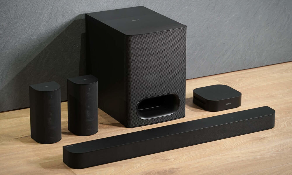 Soundbar SONY HT-S60 Czarny soundbar dwa głośniki tylko subwooder moduł sterujący na drewnianym blacie 5.1-kanałowy dźwięk przestrzenny 1000 W Dolby Atmos DTS:X