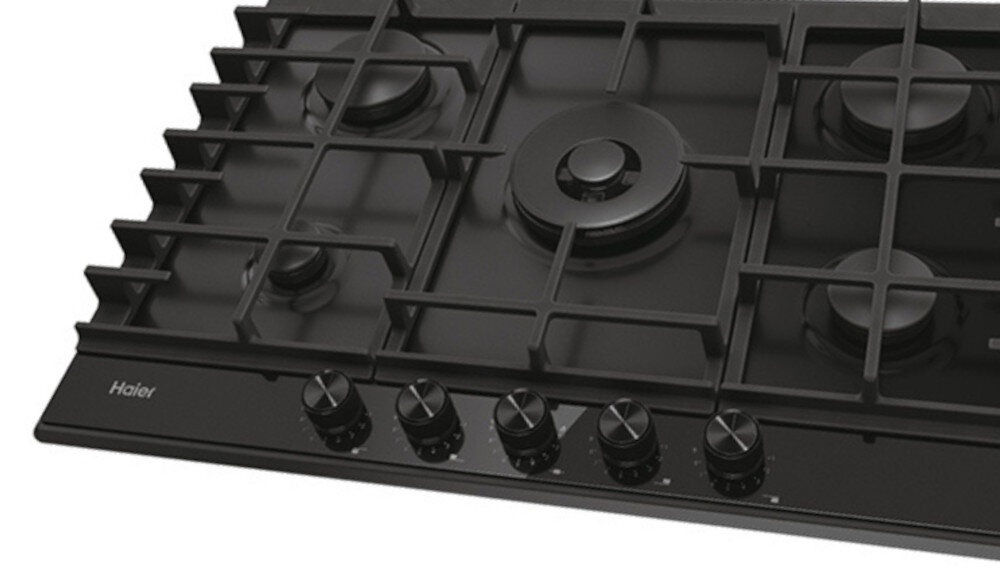 Czarna płyta gazowa z pięcioma palnikami i metalowymi pokrętłami. Widoczne logo: Haier.