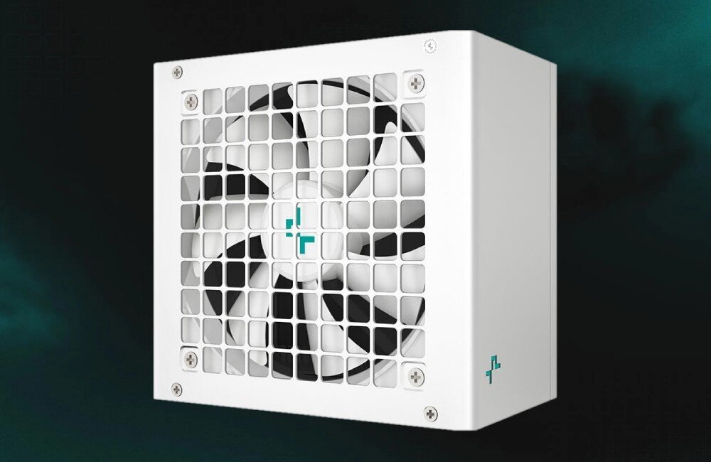 Komputer MAD DOG DEEPCOOL360-WH-A01DR32WH Czarny zasilacz z widocznym dużym wentylatorem osłoniętym kratką o kwadratowym wzorze, na środku znajduje się małe turkusowe logo, zasilacz, moc, sprawność