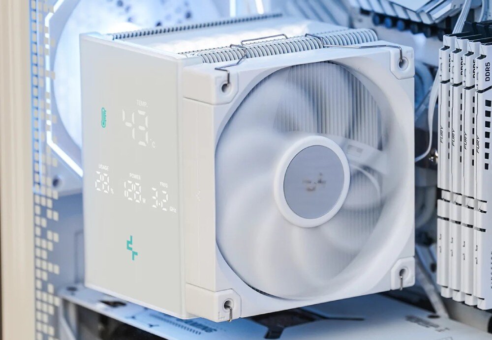 Komputer MAD DOG DEEPCOOL360-WH-A01DR32WH Zbliżenie na biały blok chłodzenia procesora z cyfrowym wyświetlaczem pokazującym temperaturę 43°C oraz informacje o zużyciu, mocy i częstotliwości, w tle widoczne podświetlenie, chłodzenie procesora, rurki cieplne, łopatki, podświetlenie, wyświetlacz