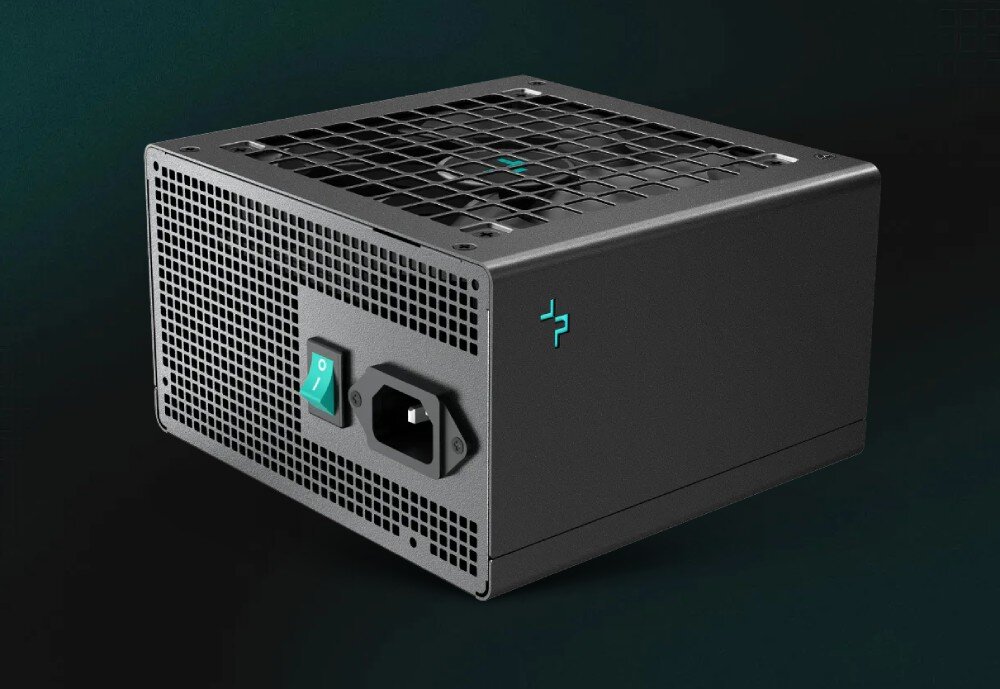 Komputer MAD DOG GeForce RTX5090 DLSS 4 Reflex Edition 2 DEEPCOOL-A15DR32 Czarny zasilacz komputerowy z kratką wentylacyjną na górze i zielonym włącznikiem obok gniazda zasilania na tylnym panelu, zasilacz, moc, certyfikaty, standardy