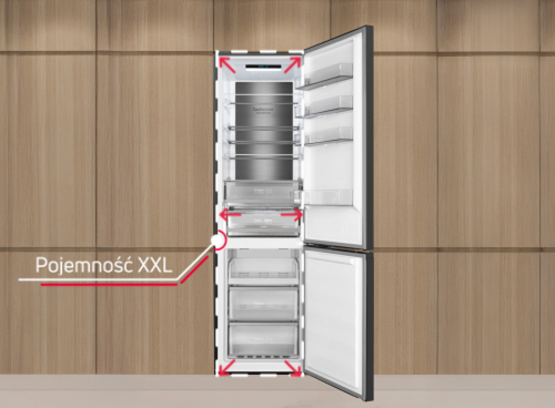 Otwarta lodówka z widocznymi półkami i szufladami, na drzwiach znajdują się dodatkowe półki. Na obrazie widoczny jest tekst: \'Pojemność XXL\'.