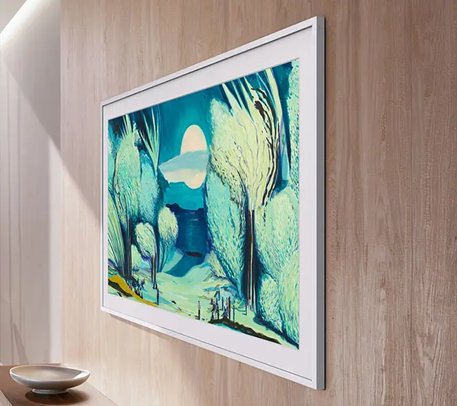 Widok z boku, telewizor The Frame zamontowany blisko ściany w salonie, dzięki czemu wygląda jak prawdziwa ramka obrazu.