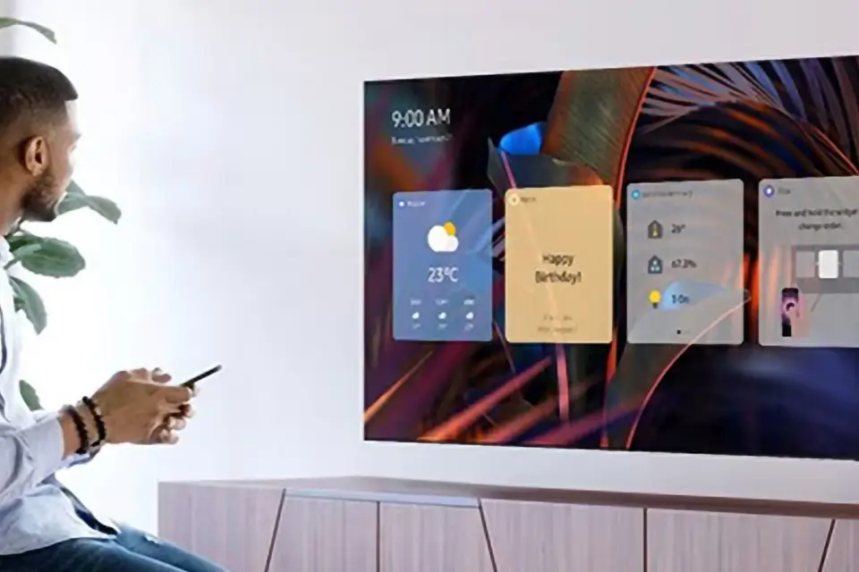 Męźczyzna siedzi przed ekranem interfejsu Daily+ i ustawia funkcje.