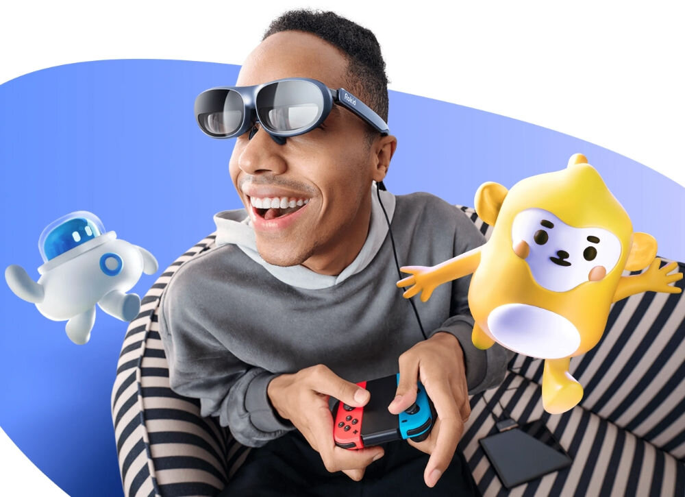 Osoba nosi okulary ROKID Max i trzyma kontroler do gier, otoczona przez dwie animowane postacie. W tle znajduje się niebiesko-biały gradient.
