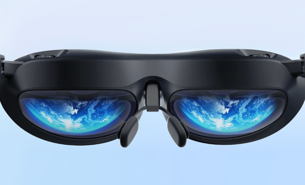 Czarne okulary z wyświetlaczami, na których widoczny jest obraz Ziemi z kosmosu. Tło jest jasnoniebieskie.