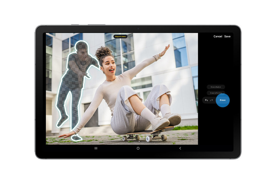 Tablet wyświetla zdjęcie osoby siedzącej na deskorolce, z opcjami edycji obrazu widocznymi na ekranie. Na ekranie znajdują się przyciski \'Cancel\', \'Save\' oraz \'Erase\'.