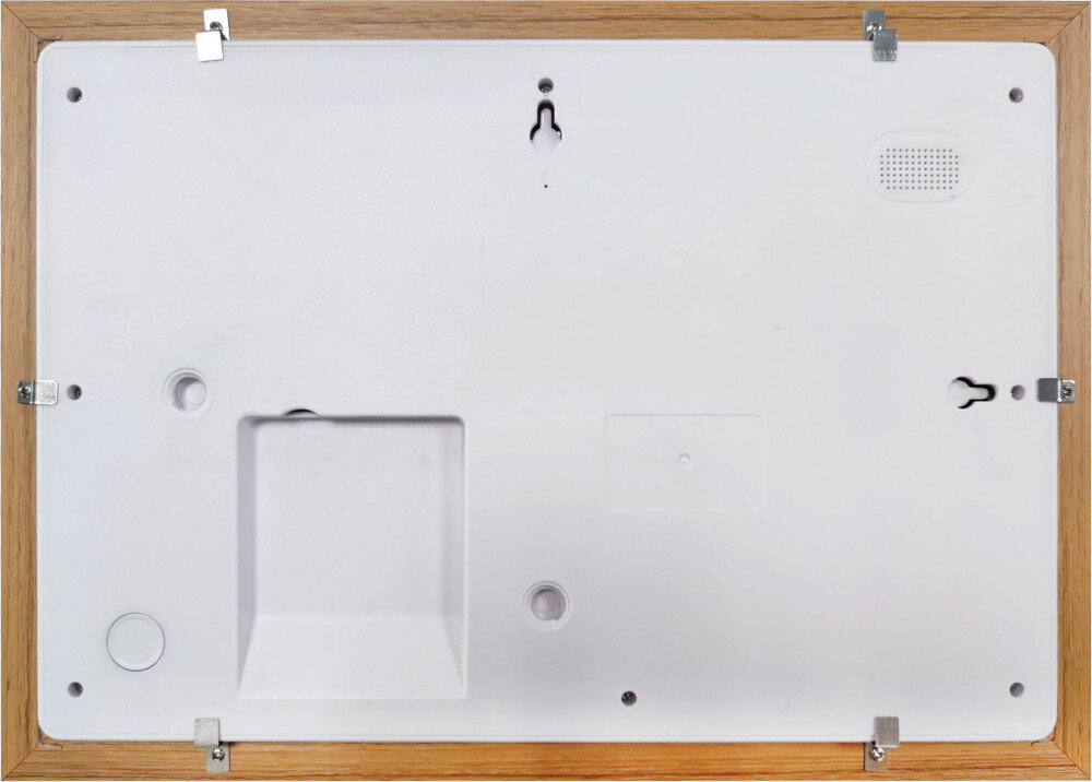 Tył ramki cyfrowej z białą obudową i drewnianą ramą. Widoczne są uchwyty montażowe oraz otwory na śruby.