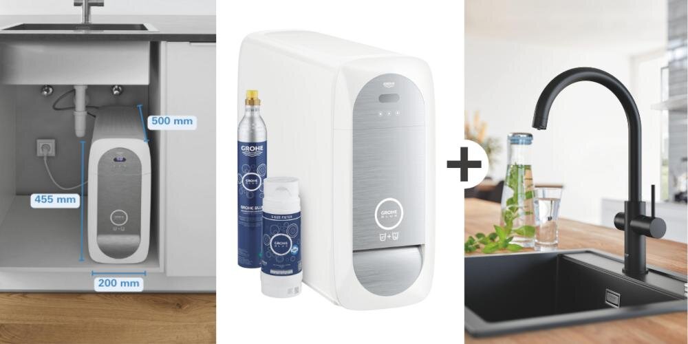 Obraz przedstawia system filtracji wody GROHE z wymiarami 455 mm x 200 mm x 500 mm, umieszczony pod zlewem. Obok widoczna jest czarna bateria kuchenna oraz butelki z filtrami i logo GROHE.