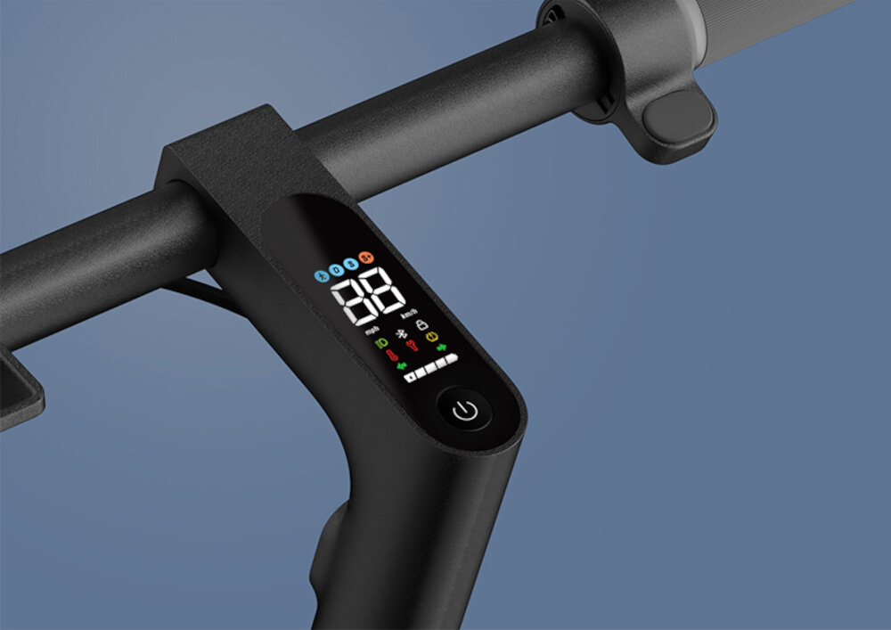 Czarny panel sterowania hulajnogi elektrycznej z wyświetlaczem pokazującym liczbę 88 oraz różnymi ikonami i wskaźnikami. Widoczny jest także przycisk zasilania w dolnej części panelu.