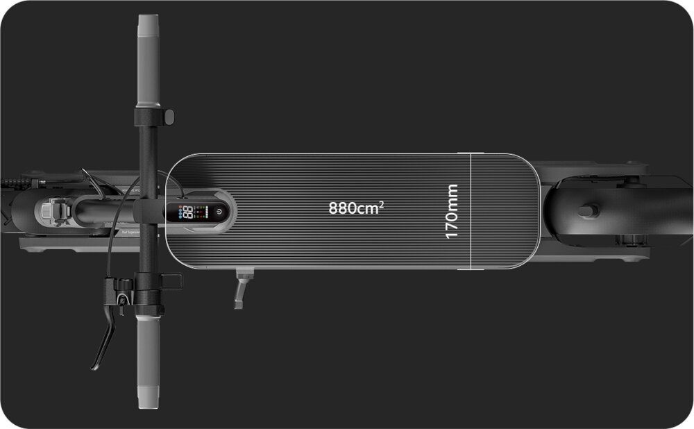 Widok z góry na czarną hulajnogę elektryczną z wyświetlaczem na kierownicy. Na podeście widoczny jest tekst \'880cm²\' oraz \'170mm\'.