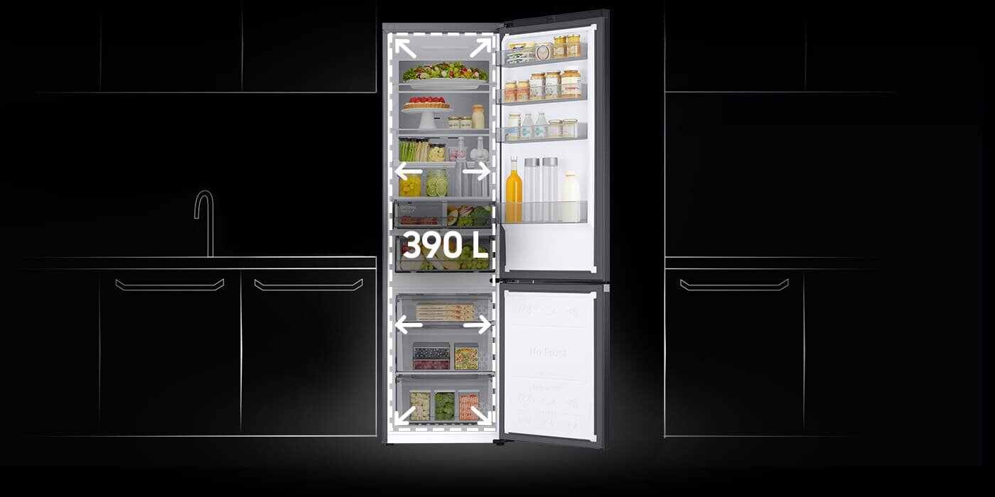 Otwarta lodówka z widocznymi półkami wypełnionymi różnymi produktami spożywczymi. Na drzwiach lodówki widoczny jest napis \'390 L\'.