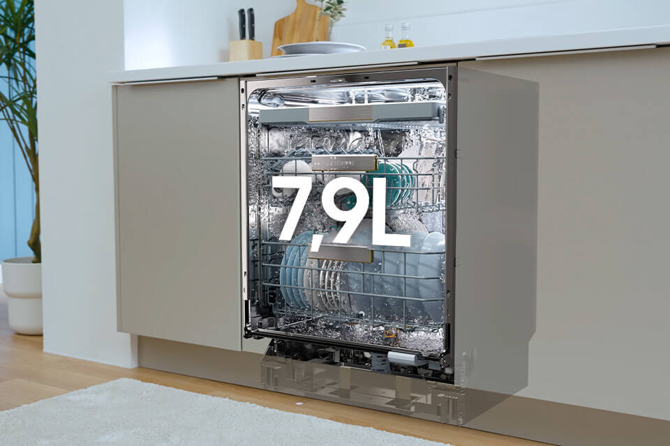 Widok na włączoną zmywarkę oraz wielki napis 7,9L na przodzie zmywarki 