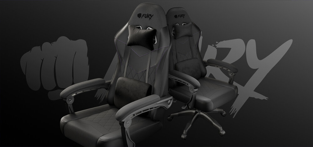 Dwa czarne fotele gamingowe z poduszkami pod głowę i lędźwie, z logo \'FURY\' na zagłówkach. W tle widoczna jest grafika z zaciśniętą pięścią i napisem \'FURY\'.