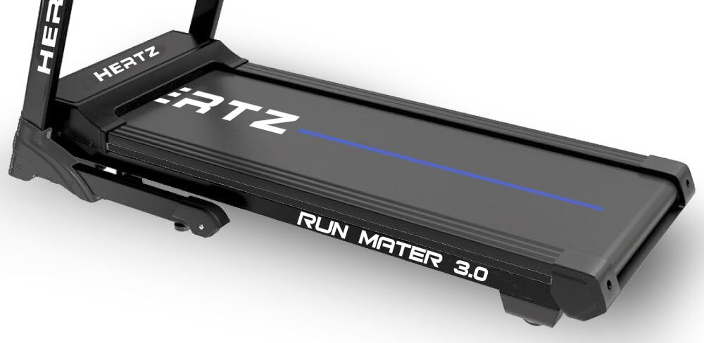 Czarna bieżnia elektryczna z widocznymi napisami \'HERTZ\' i \'RUN MATER 3.0\' na powierzchni biegowej. Na bieżni znajduje się niebieska linia biegnąca wzdłuż pasa.