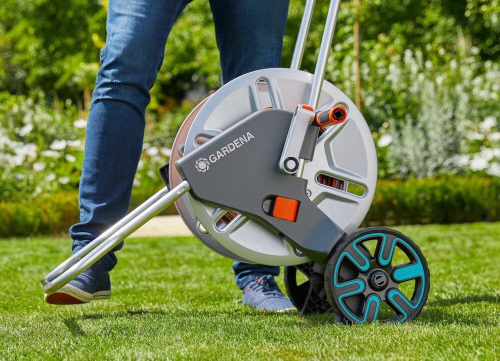 Wózek na wąż GARDENA CleverRoll M Easy metal Zestaw 18547-20 system Kick&Stand podporka o specjalnym ksztalcie wozek nie bedzie sie poruszal