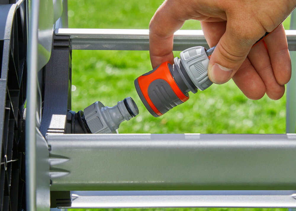 Wózek na wąż GARDENA CleverRoll M Easy metal Zestaw 18547-20 mocowanie weza skosnie od wewnetrznej strony rolki elementy Original GARDENA System zraszacz prosty jedno szybkozlacze 3 szybkozlaczki 2 przylacza kranowe jeden adapter