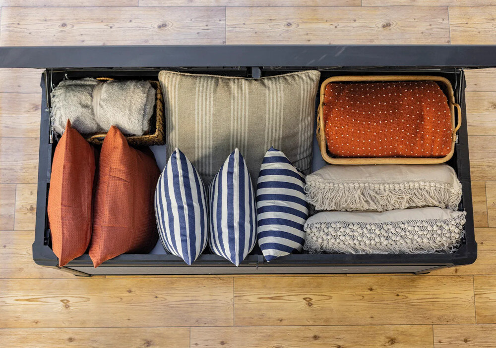 Skrzynia ogrodowa KETER Cortina Box 570 L maksymalne obciazenie wewnetrzne do 75 kg wbudowane uchwyty system JUST CLICK AND GO montaz na zatrzaski narzedzia do montazu silownikow intuicyjny montaz