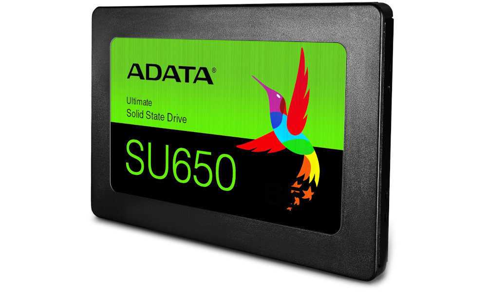 Obraz przedstawia dysk SSD z etykietą w kolorze zielonym z napisem \'ADATA Ultimate Solid State Drive SU650\' oraz kolorowym wizerunkiem kolibra.