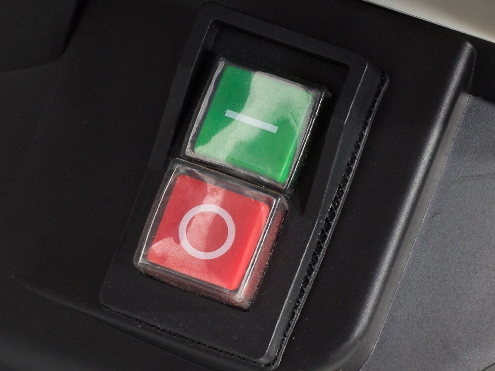 Rozdrabniacz do gałęzi NAC SHE250B-BAG-LD2 elektryczny silnik elektryczny marki NAC moc 2500W rozdrabnia gałęzie sztywne pędy gałązki z żywopłotu krzewów o średnicy 45 mm zasilane elektrycznie prosta obsługa włącznik