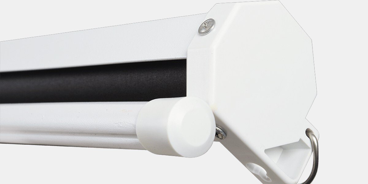 Zbliżenie na biały mechanizm ekranu projekcyjnego z metalowym uchwytem i czarną powierzchnią ekranu.