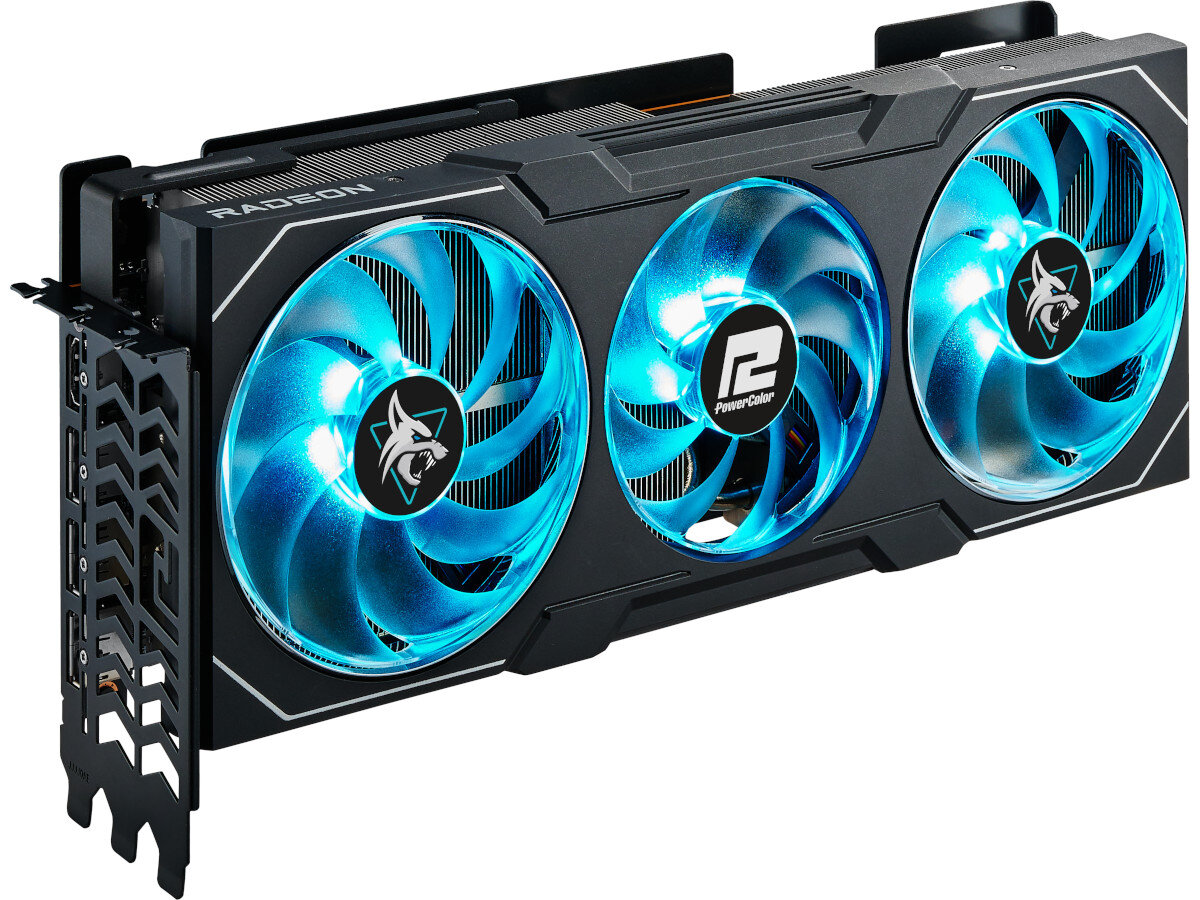 Karta graficzna z trzema dużymi wentylatorami o niebieskim podświetleniu. Na środku widoczne logo \'PowerColor\' oraz napis \'RADEON\' na boku.