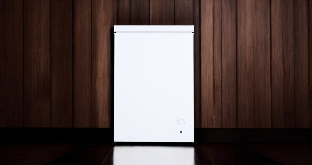 ZAMRAŻARKA SMITH&BROWN SZCF-102-WE3 funkcja 2w1 konwersja zmiana zamrażarki w chłodzairkę elastyczność zmiana regulacja temperatury wygoda funkcjonalność oszczędność miejsca sterowanie Mechaniczne pokrętło ustawienia temperatura na zewnątrz zamrażarki szybko bez problemu koszyk wyjmowany przechowywanie produktów segregacja stabilne mocowanie na ścianach wygoda boczne uchwyty otwór na skropliny odszranianie manualne odprowadzanie wody szybkie łatwe rozmrażanie oświetlenie LED jasne wnętrze energooszczędne więcej światła pojemne wnętrze długoterminowe przechowywanie duże ilości żywności konstrukcja skrzynia niskie temperatury otwierana klapa drzwi od góry wygodne wkładanie wyciąganie pojemność 99 litrów kosz ryby mięso owoce warzywa