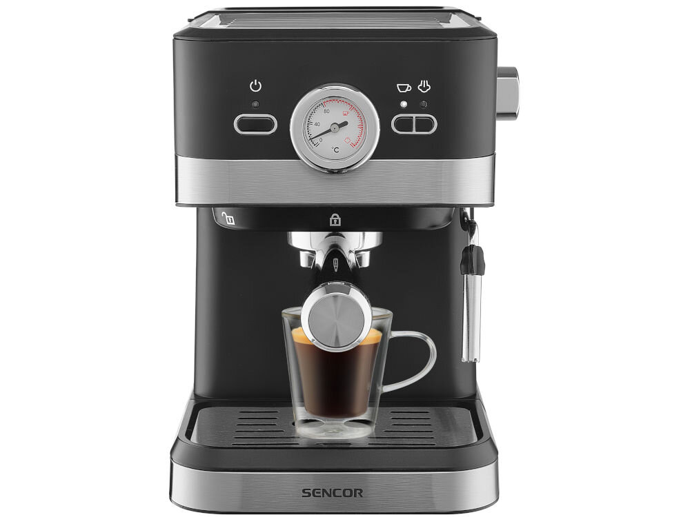 Czarny ekspres do kawy z metalicznymi elementami, na którym widoczny jest manometr oraz przyciski funkcyjne. Na tacy ociekowej stoi szklanka z kawą, a na obudowie znajduje się logo \'SENCOR\'.