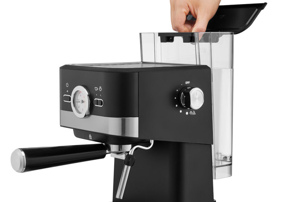 Czarny ekspres do kawy z widocznym pokrętłem i wskaźnikiem ciśnienia, z otwartym pojemnikiem na wodę, do którego wkładana jest ręka.