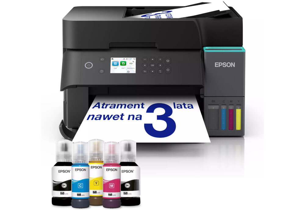 Na obrazie widoczne jest urządzenie wielofunkcyjne z logo EPSON, z którego wychodzi kartka z napisem \'Atrament nawet na 3 lata\'. Przed urządzeniem znajdują się cztery butelki z tuszem w różnych kolorach.