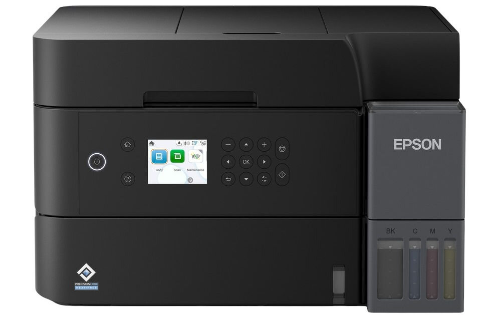 Czarne urządzenie wielofunkcyjne z wyświetlaczem i przyciskami na panelu przednim. Widoczne logo \'EPSON\' oraz wskaźniki poziomu tuszu oznaczone jako BK, C, M, Y.