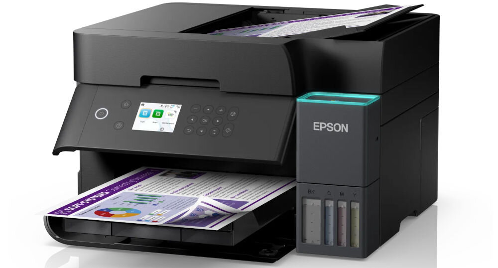 Czarne urządzenie wielofunkcyjne z wyświetlaczem i panelem przycisków, na którym widnieje logo EPSON. Obok znajduje się pojemnik na tusze z widocznymi poziomami atramentu w różnych kolorach.