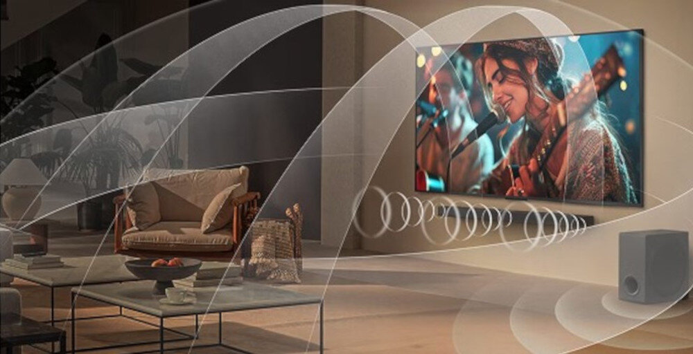 Telewizor LG 85QNED93A6A WOW Orchestra harmonijny dźwięk, telewizor wraz z soudbarem zawieszony na ścianie, subwoofer stojący na ziemi z których wydobywa się dźwięk