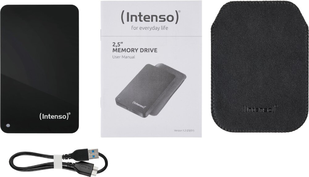 Dysk INTENSO Memory Drive Zestaw produktowy ułożony na białym tle, zawierający dysk zewnętrzny, papierową instrukcję obsługi, etui ochronne oraz kabel