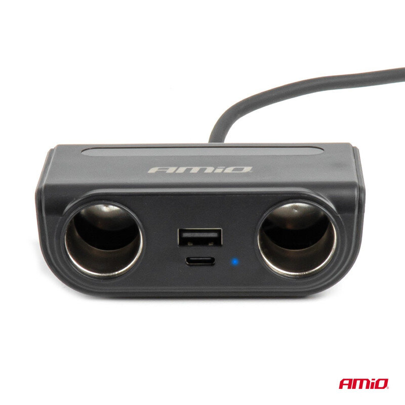 Na obrazie widoczny jest czarny rozgałęziacz gniazda zapalniczki z dwoma okrągłymi wejściami oraz portami USB-A i USB-C. Na urządzeniu znajduje się logo \'AMiO\'.