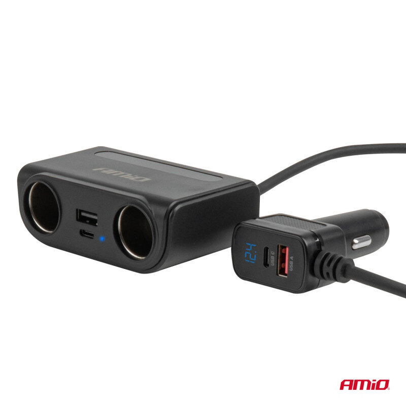 Na obrazie widoczny jest czarny rozgałęziacz gniazda zapalniczki z dwoma portami USB (USB-A i USB-C) oraz dwoma gniazdami zapalniczki. Obok znajduje się wtyczka z wyświetlaczem pokazującym wartość \'12.4\' oraz logo \'AMiO\' w prawym dolnym rogu.