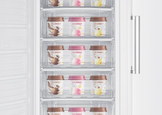 Wnętrze zamrażarki wypełnione pudełkami lodów.