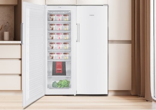 Chłodziarka z otwartymi drzwiami, obok chłodziarka.