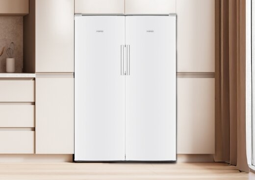 Zamrażarka i chłodziarka w zabudowie kuchennej.