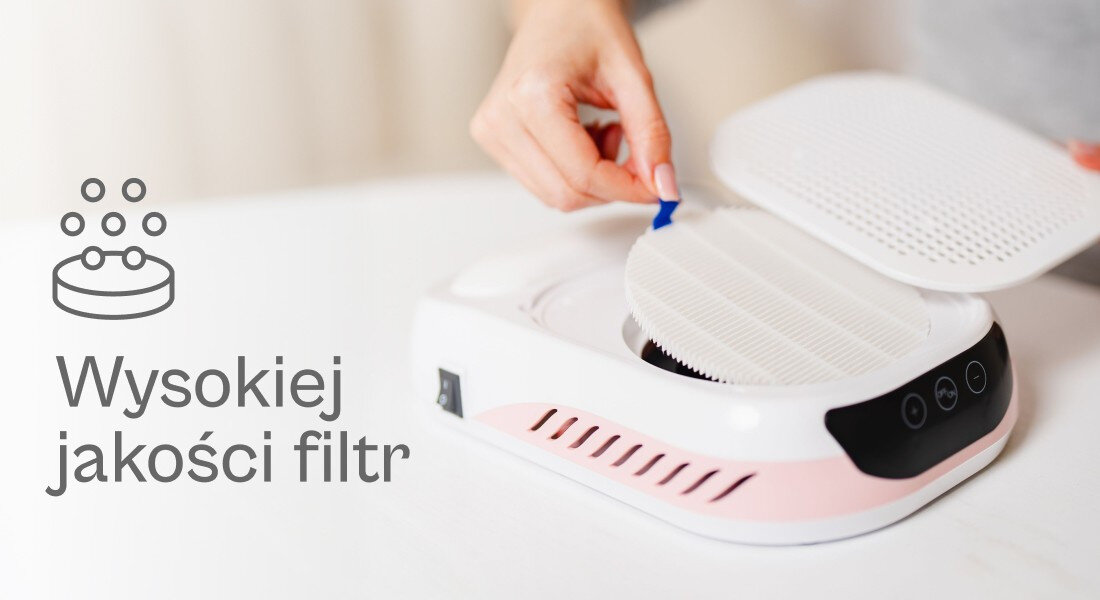 Osoba wymienia filtr w białym pochłaniaczu pyłu z różowymi elementami. Obok widoczny jest tekst: \'Wysokiej jakości filtr\'.