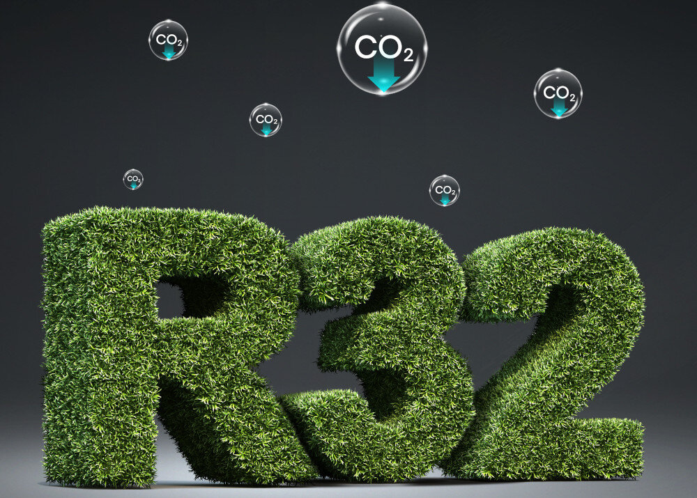 Trójwymiarowy napis \'R32\' pokryty zielonymi liśćmi, otoczony przez unoszące się bąbelki z napisem \'CO2\'.