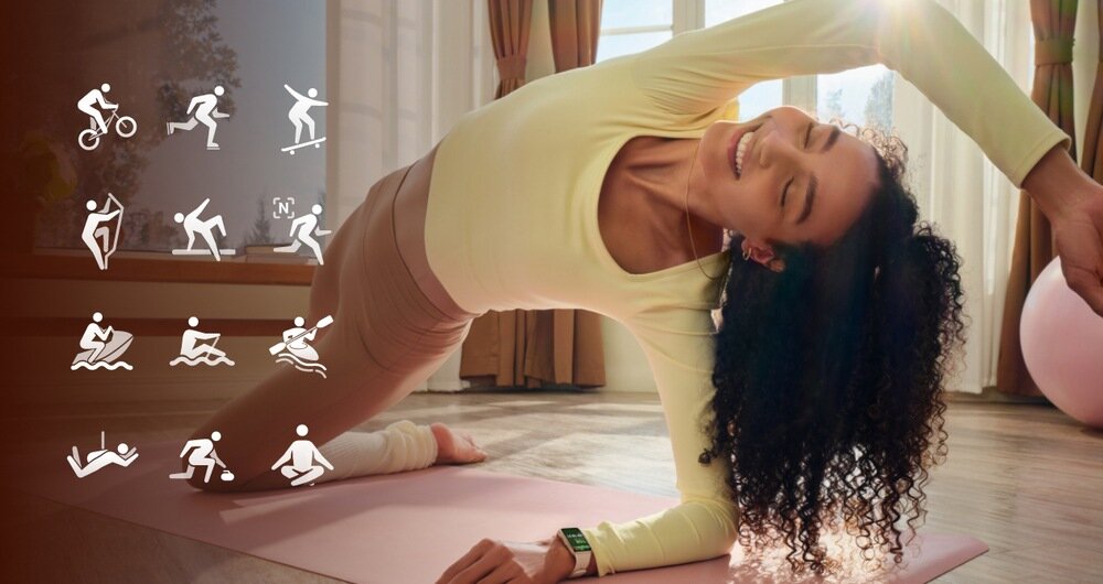 Osoba ćwiczy jogę na macie w jasnym pomieszczeniu, nosząc smartband na nadgarstku. Po lewej stronie widoczne są ikony przedstawiające różne aktywności sportowe.