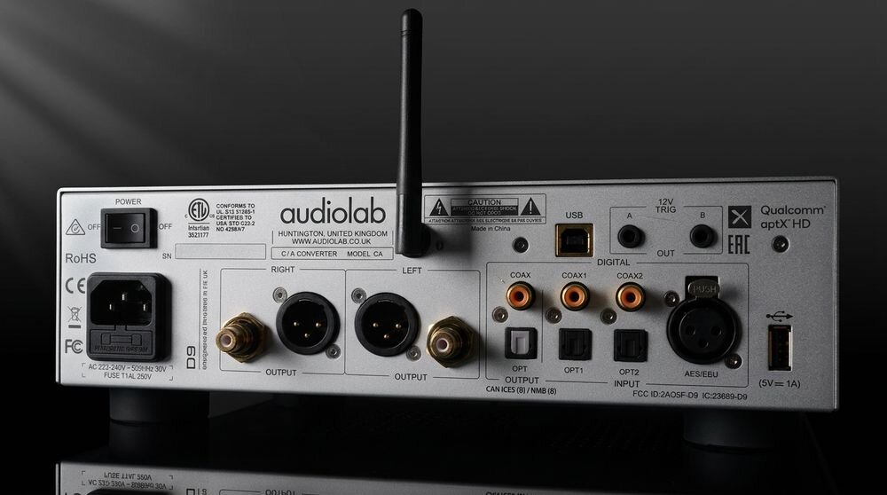 Tył przetwornika C/A z różnymi złączami, w tym XLR, USB, coaxial i optycznymi. Widoczne logo \'audiolab\' oraz napisy dotyczące modelu i specyfikacji technicznej.