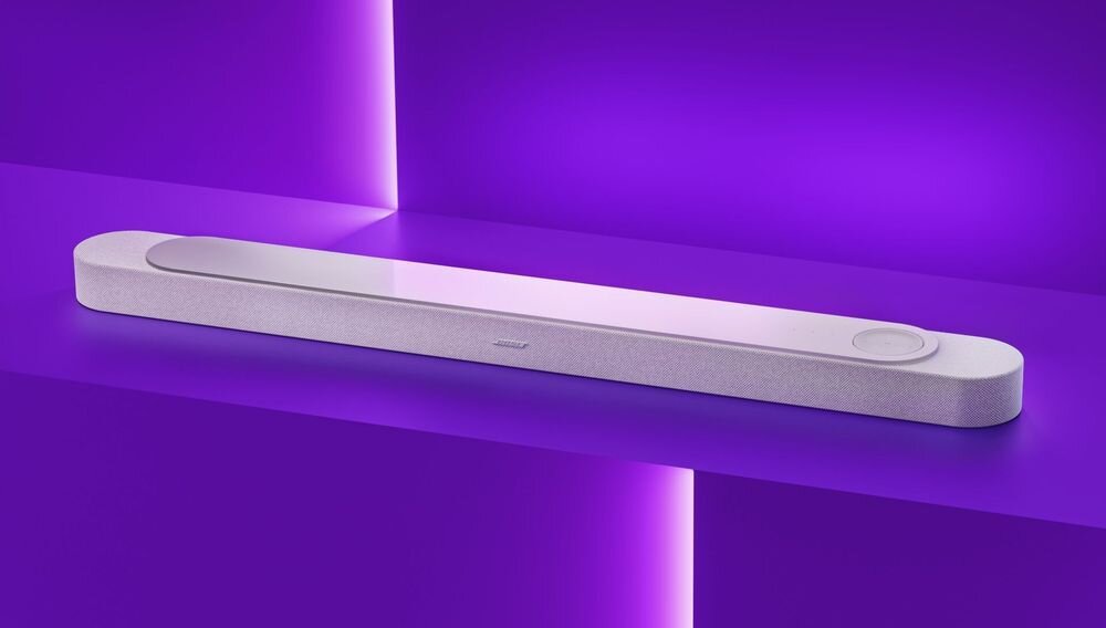 BOSE LIFESTYLE ULTRA soundbar 5.0.2 Dolby Atmos przestrzenny dźwięk kino domowe, soundbar na fioletowym postumencie