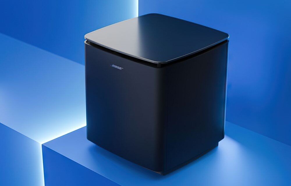 BOSE LIFESTYLE ULTRA Bass Module czysty bas bez zniekształceń stabilna konstrukcja wymiary złącze 3.5 mm, urządzenie stojące na niebieskim postumencie