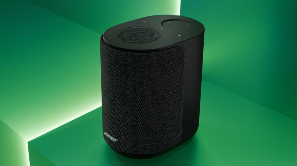 BOSE LIFESTYLE ULTRA Speaker głośnik multiroom bluetooth surround przestrzenny dźwięk, głośnik na zielonym postumencie