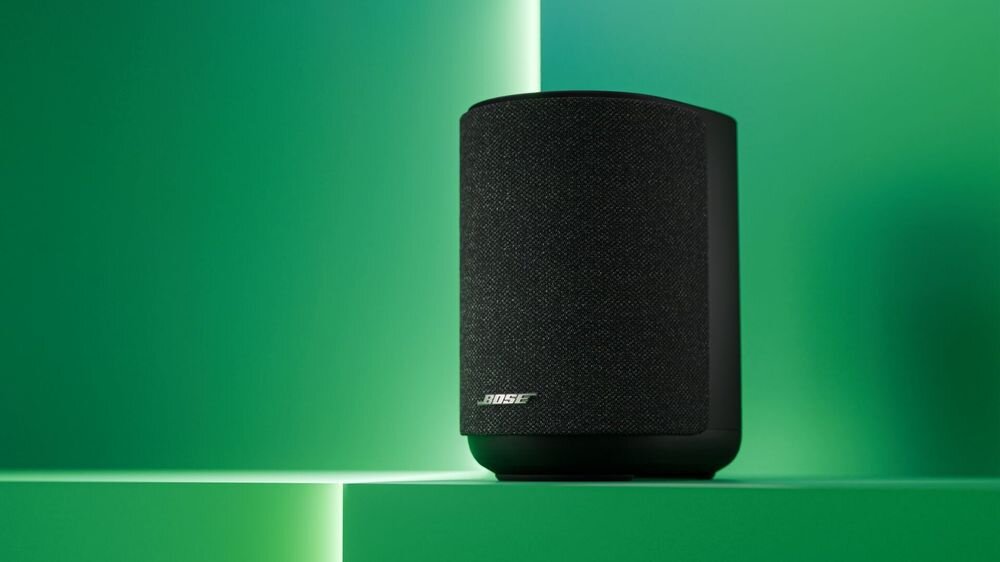 BOSE LIFESTYLE ULTRA Speaker trzy przetworniki dźwięk przestrzenny lepsze rozproszenie, głośnik na zielonym postumencie
